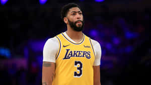職業籃球運動員身穿湖人隊3號球衣在球場上。 — 邁克爾·喬丹 4K 壁紙