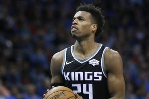 身穿Kings球衣的職業籃球運動員在比賽中持球。 — 酷籃球 壁紙