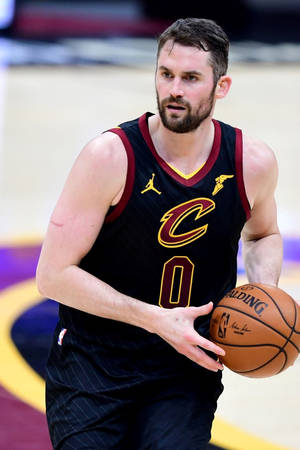 職業籃球運動員在比賽中運球，身穿騎士隊球衣。 — 克里夫蘭騎士隊 壁紙