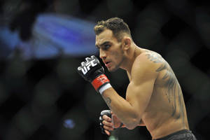 比賽中八角籠內戴著UFC手套的MMA選手 — 終極格鬥冠軍賽 壁紙