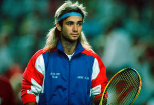 網球運動員 Andre Agassi 身穿戴維斯盃外套手持球拍 — 運動 壁紙