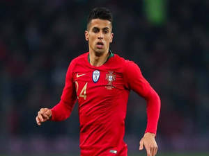 身穿紅色球衣的葡萄牙足球員在夜間比賽中奔跑。 — Cristiano Ronaldo 足球 壁紙