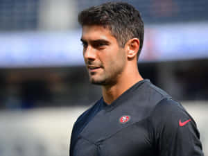 足球運動員在陽光明媚的體育場穿著訓練裝備 — NFL 美式足球 壁紙
