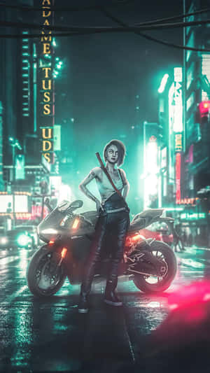一位帶有刺青的賽博龐克女性站在一輛運動機車旁，身處霓虹燈下、下雨的城市街道。 — 電玩遊戲 GIF 壁紙