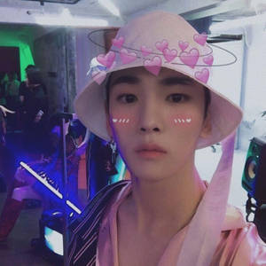 在霓虹燈房間中戴著粉紅色帽子並有心形濾鏡的人 — 샤이니 壁紙