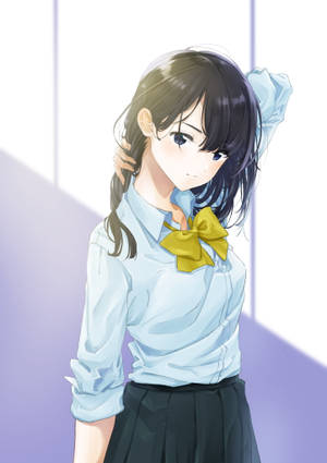 穿著校服、戴著黃色蝴蝶結的動漫女孩站在柔和的紫色光線中。 — IQOO Pad 壁紙