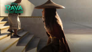 一位戴著圓錐形帽子的年輕女子坐在石階上，另一個人影從她身後走上去。 — 慶祝 壁紙