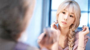 一位年輕女性，金色辮子，在室內鏡子中看著自己的倒影。 — 태연 壁紙