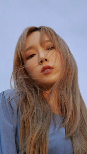金髮鼻環的年輕女性在戶外看著相機 — 태연 壁紙