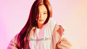 年輕女性穿著Calvin Klein Jeans T恤和米色外套，背景是粉紅漸變。 — 卡文克萊 壁紙