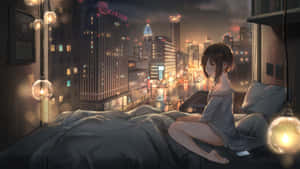一位年輕女性坐在床上，透過窗戶看著夜晚下雨的霓虹城市。 — 東京鐵塔 壁紙