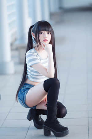 一位紮辮子的年輕女性穿著休閒服蹲在瓷磚地板上。 — 可愛動漫女孩 壁紙