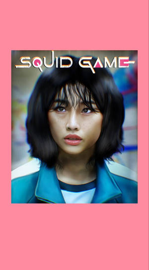 一位年輕女性，短黑髮、有雀斑，穿著帶有「SQUID GAME」文字的藍色外套。 — 067 魷魚遊戲 壁紙