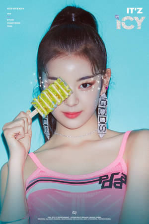 女性在攝影棚中將冰棒靠近眼睛，背景為青色。 — 莉亞 壁紙