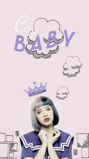 一位穿著紫色水手服、臉上有淚珠的女孩，在「Cry Baby」文字和漂浮的王冠下方。 — 梅蘭妮·馬丁尼茲 壁紙