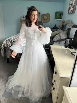 身穿白色婚紗的女性在臥室對著鏡子自拍。 — 婚紗 壁紙