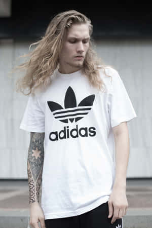 長髮和刺青的年輕男子穿著白色Adidas T恤。 — 愛迪達 GIF 壁紙