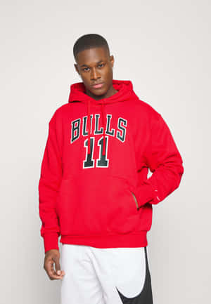 年輕男子穿著紅色Bulls 11連帽衫和白色運動褲。 — 紅頭罩 壁紙