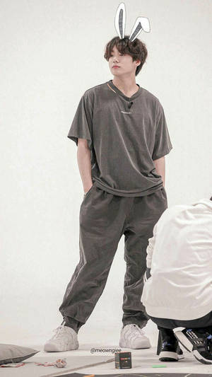 年輕男子在工作室環境中戴著兔耳和灰色家居服。 — 兔巴哥 壁紙