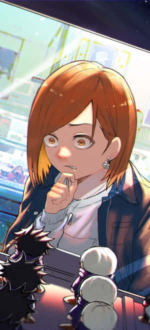 橙色頭髮的動漫女孩若有所思地坐在咖啡桌旁。 — Pixel 9 壁紙