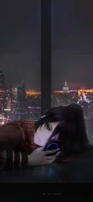 動漫女孩在窗邊看手機，眺望夜晚的城市燈光。 — Galaxy A54 壁紙