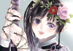動漫女孩頭戴花卉髮飾，手持帶刺的劍。 — 鬼滅之刃 壁紙