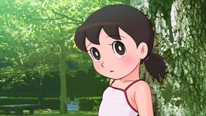 深色頭髮和大眼睛的動漫女孩站在陽光明媚的綠色公園裡。 — 哆啦A夢 壁紙