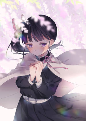 穿著傳統服裝的動漫女孩，在櫻花下帶著蝴蝶飾品 — 鬼滅之刃 壁紙