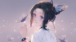 動漫女孩與蝴蝶翅膀和發光蝴蝶，柔和紫色天空。 — 動畫電腦 壁紙