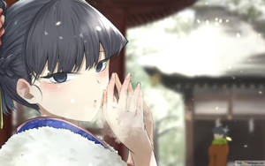 動漫女孩在雪覆蓋的寺廟庭院中吹雪花。 — 無尾熊 壁紙