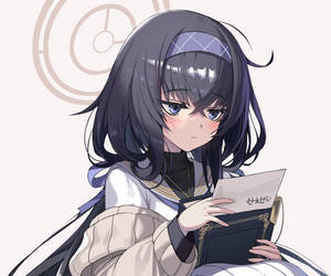 動漫女孩，黑髮藍眼，拿著一本書，書中有一封信寫著「せんせい」，她臉紅了。 — 可愛動漫女孩 壁紙