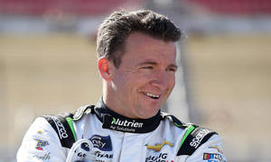 NASCAR車手穿著賽車服在日間賽事中戶外微笑。 — 運動 壁紙
