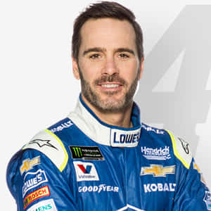 身穿藍色賽車服帶有贊助商標誌的NASCAR車手對著鏡頭微笑。 — 賽車 壁紙