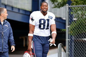 穿著白色81號球衣的NFL球員手持頭盔和手套行走 — 酷炫足球 壁紙