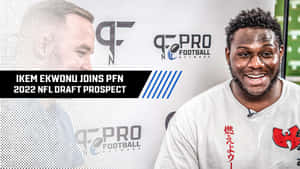 NFL選秀新秀Ikem Ekwonu在Pro Football Network採訪中微笑。 — 美式足球 壁紙