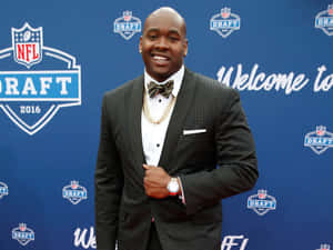 穿著禮服的NFL選秀新秀對著鏡頭微笑 — 美式足球 壁紙