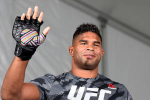 UFC拳手在稱重活動中揮舞著色彩繽紛的手套。 — 運動 壁紙