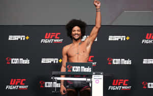 UFC拳手在稱重時舉起拳頭慶祝勝利。 — 終極格鬥冠軍賽 壁紙