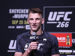 UFC拳手在記者會上對著麥克風講話 — 運動 壁紙