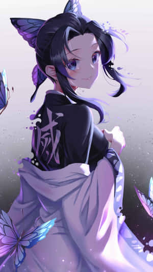 擁有蝴蝶翅膀和紫色頭髮的動漫女孩在魔法環境中微笑。 — Bugatti iPhone 壁紙