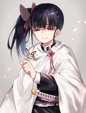 身穿白色長袍的動漫女孩，戴著蝴蝶髮夾，手持蝴蝶微笑 — 鬼滅之刃 壁紙