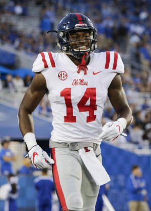 奧萊密斯美式足球員14號在比賽中微笑 — Dk Metcalf 壁紙