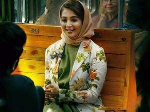 花卉外套女子在地鐵長椅上微笑交談 — 女演員 壁紙