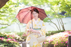 穿和服的女子在粉紅花和綠樹中撐傘。 — 日式審美桌面 壁紙