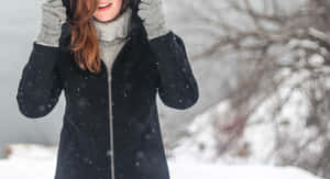 女子在雪中微笑，穿著冬季大衣在戶外 — 寒冷 壁紙