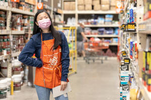 Home Depot員工戴著口罩在通道中拿著瓷磚 — 好市多 壁紙