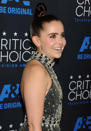 身穿閃亮銀色禮服的女性在 Critics' Choice Television Awards 上微笑。 — 瑪麗蓮夢露 GIF 壁紙