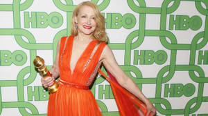 橙色長裙女性在HBO活動中手持金色獎項。 — 好萊塢 壁紙