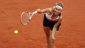 女網球選手在紅土球場上擊球 — 運動 壁紙