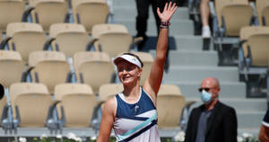 女網球選手在陽光明媚的體育場向粉絲揮手。 — 羽球 壁紙
